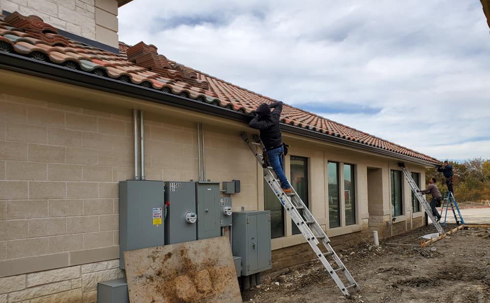 crew members installing seamless gutter system